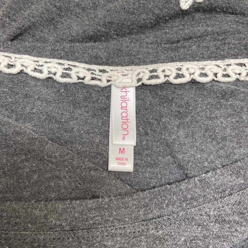 Women’s Xhilaration gray flowy lace embellished short sleeve top. Size medium. - Picture 5 of 8